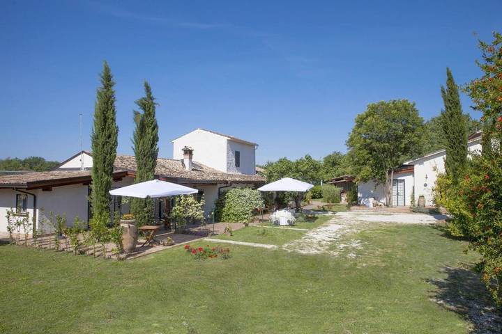 Location de vacances pour 4 personnes, avec Terrasse ainsi que Jardin et Vue à Aquino (homonymie)