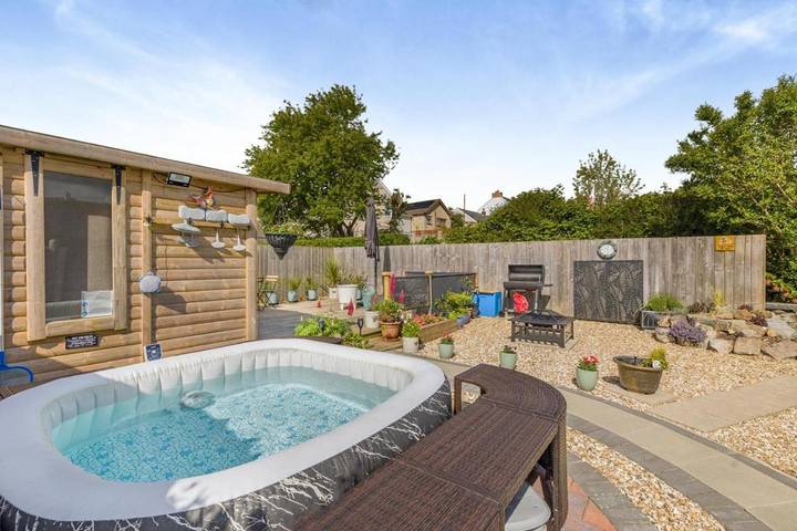 Cottage for 10 people, with Hot tub and Garden in Kidwelly