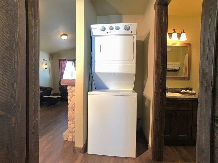 Log cabin for 6 people, with yard in Island Park