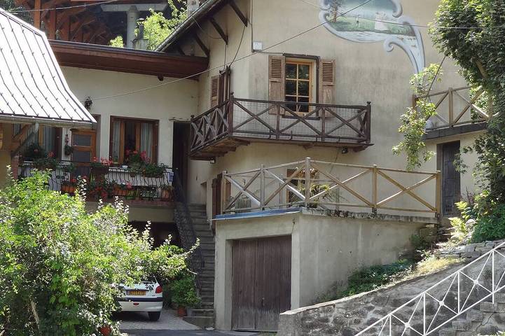 Location de vacances pour 4 personnes, avec terrasse et piscine, animaux acceptés à Brides-les-Bains