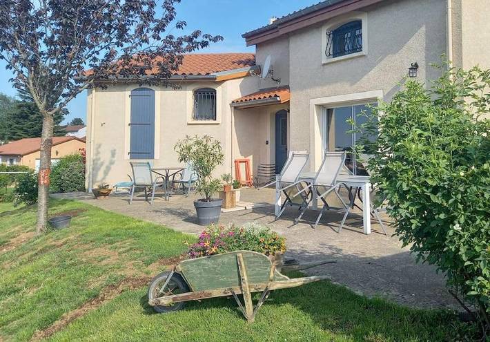 Location de vacances pour 7 personnes, avec Terrasse ainsi que Jardin et Vue à Saint-Just-Malmont