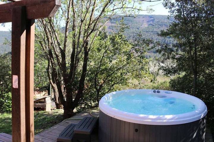 Location de vacances pour 5 personnes, avec Terrasse et Jardin ainsi que Piscine et Sauna à Prémian