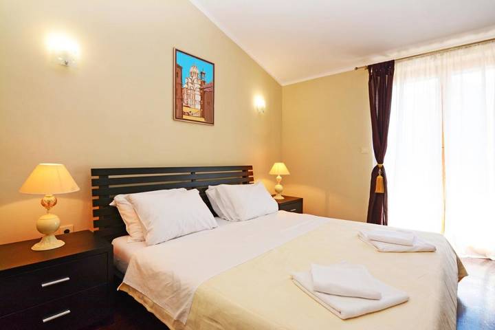 Alojamiento y desayuno para 3 personas, con jardín y jacuzzi - 1