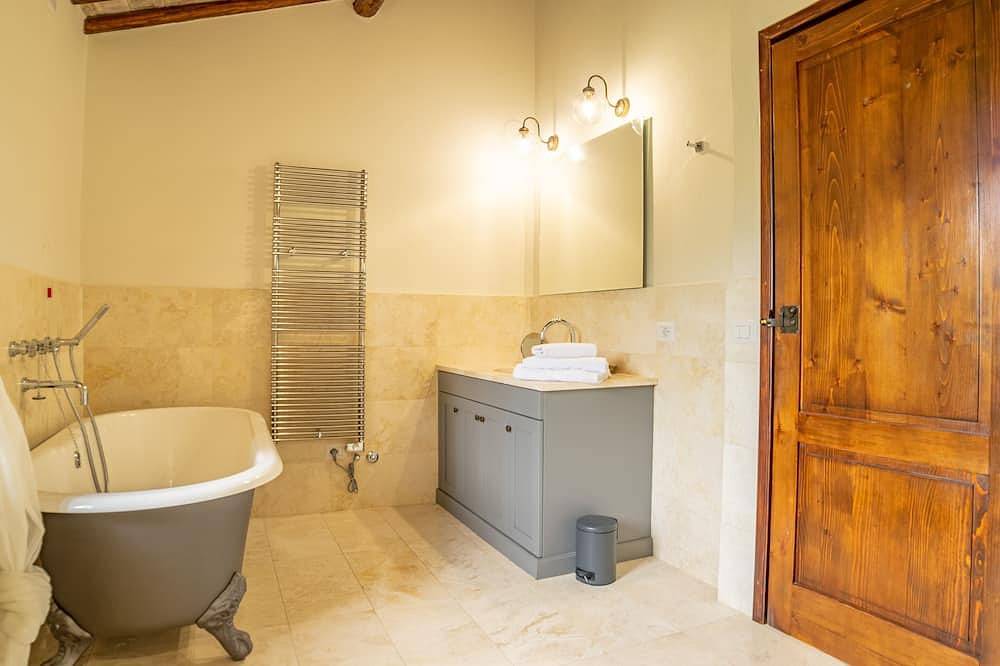 Delightful secluded Tuscan farmhouse with pool, near the hilltop town of Cetona. in Cetona, Chianti