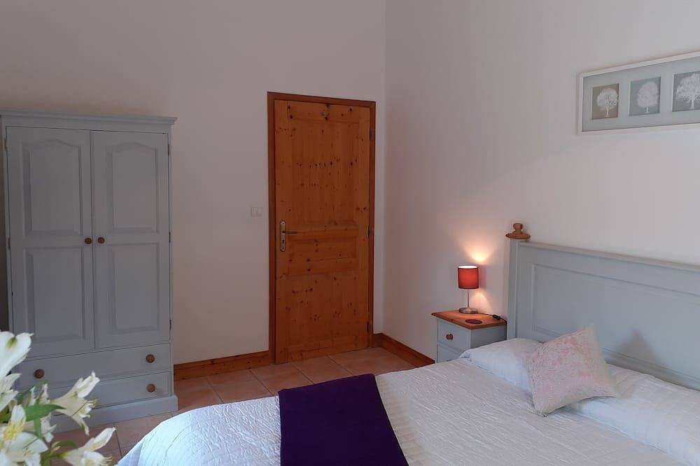 Chalets dans 100 acres, piscine chauffée. Près de Pont Aven, Concarneau, plages à 15 minutes in Melgven, Région de Quimper