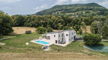 Cottage pour 6 personnes, avec vue ainsi que piscine et jardin, animaux acceptés à Coublevie