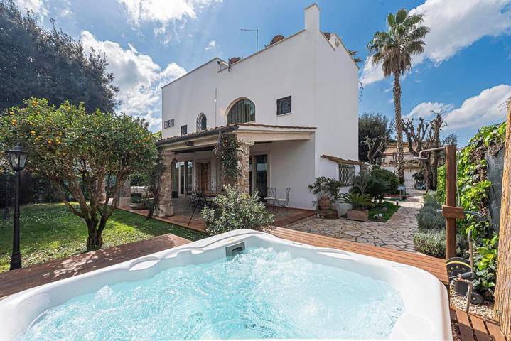 Location de vacances pour 12 personnes, avec vue et sauna ainsi que jardin et piscine, animaux acceptés à Fregene