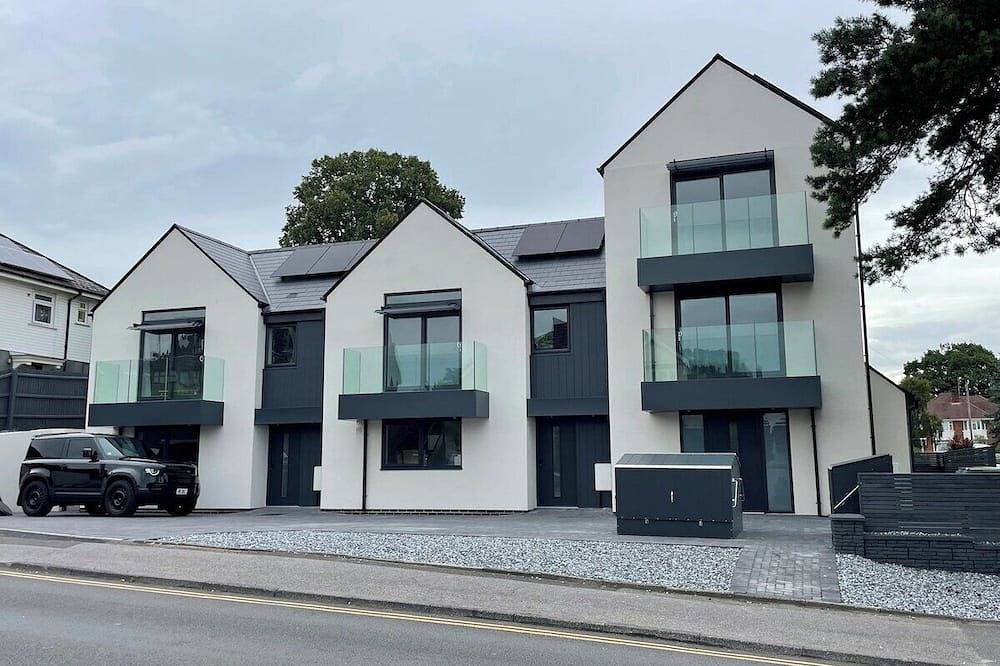 Brand New 4 Bedroom House -Sleeps 9 - Free Parking in Poole, South West England