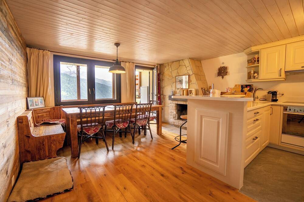 Entire apartment, Charming apartment located in Les Arsets approx. 1 km from the start of the Fracherets ski lift link in Gryon, Alpes Vaudoises
