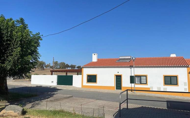 Casa de férias para 10 pessoas, com vista e terraço e ainda piscina em Mértola