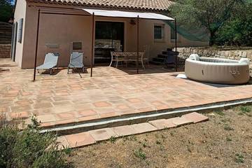 Gîte pour 5 personnes, avec jacuzzi et bassin pour enfant ainsi que jardin et terrasse à Entrecasteaux