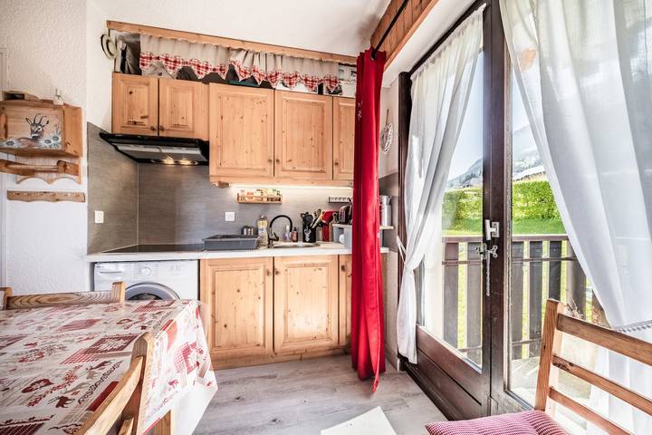Hel lägenhet, Alpine Escape Apartment, Ski, Lake Geneva View – Private Terrace & Wi-Fi in Thollon-les-Mémises, Thonon-les-Bains region