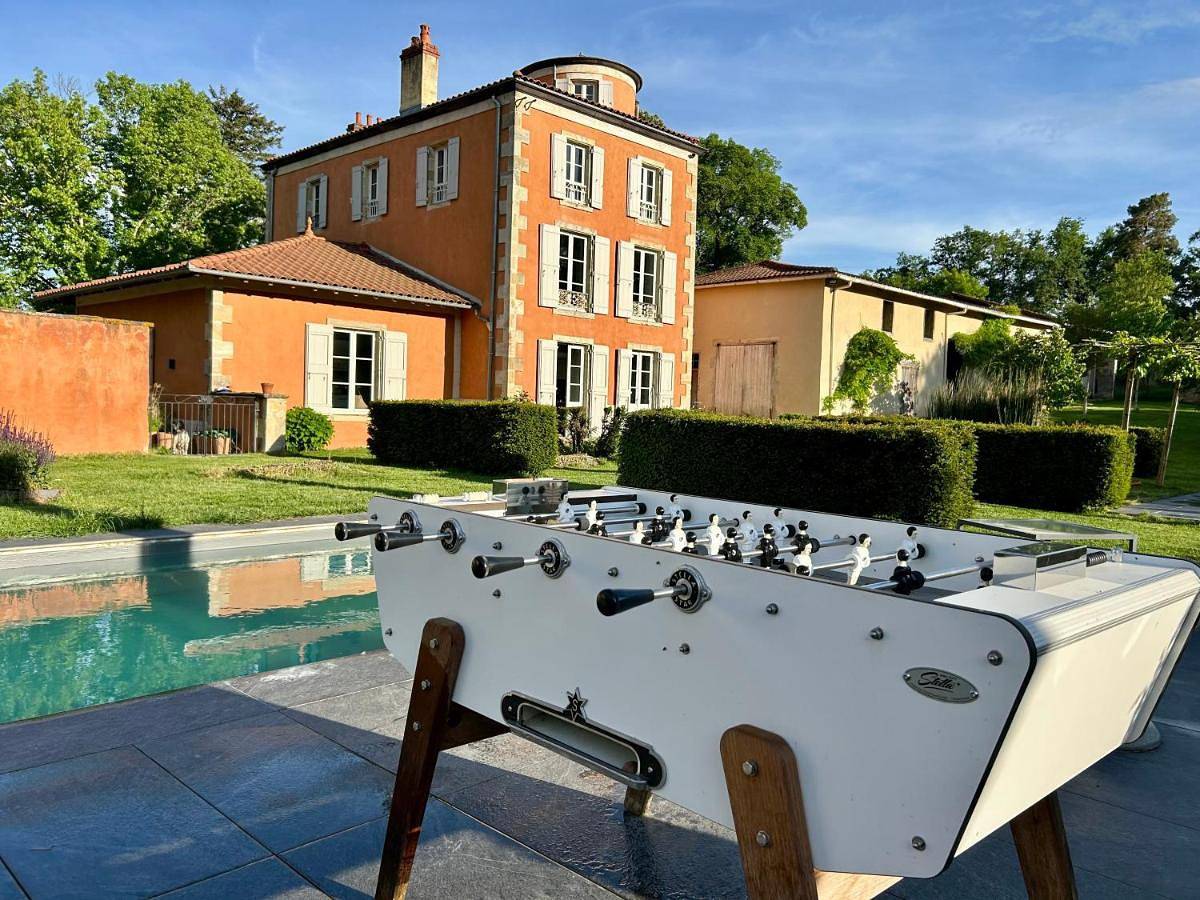 Manoir avec piscine chauffée et parc clos arboré in Peschadoires, Région de Thiers
