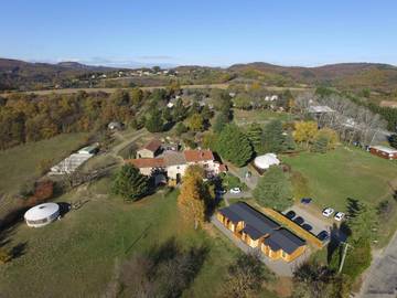 Gîte pour 4 personnes, avec terrasse et piscine ainsi que vue et jardin à Saint-Donat-sur-l'Herbasse
