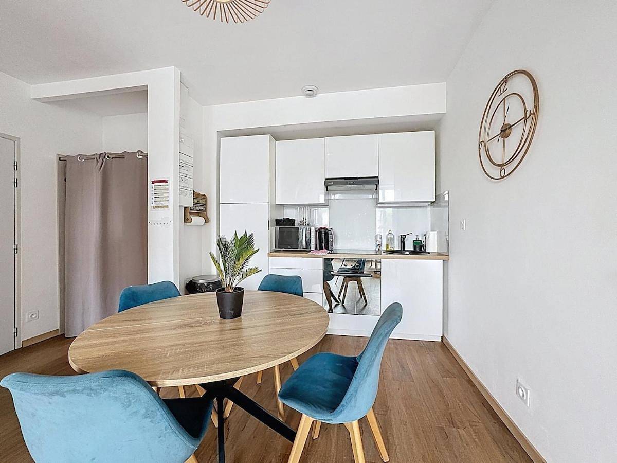 Appartement entier, Immeuble complet climatisé, 24 couchages, centre ville, proche A75 in Coudes, Région de Besse-et-Saint-Anastaise