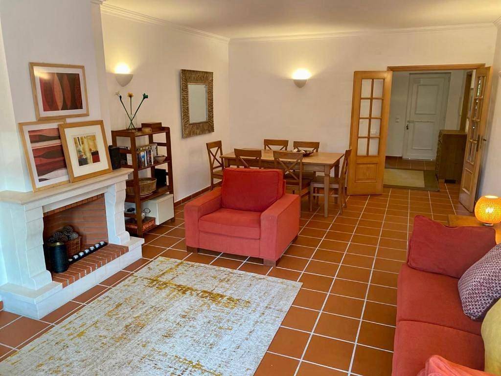 Apartamento inteiro, Three-Bedroom Apartment in Amoreira, Leiria distrito