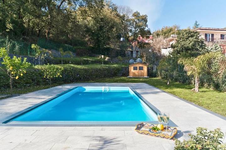 Villa per 4 persone, con panorama e piscina nonché giardino a Zafferana Etnea