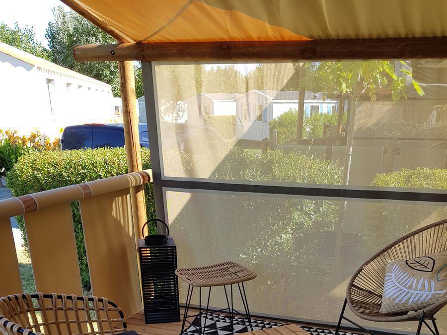 Camping Les Ecureuils - Tienda de lona y madera 4 personas - Tienda de campaña 2 dormitorios con terraza de madera 26m². in Saint-Hilaire-de-Riez, Vandea