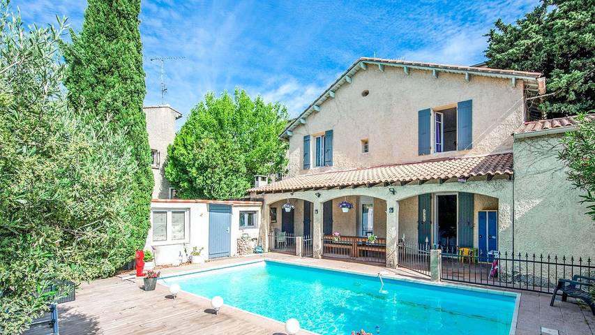Maison de vacances pour 10 personnes, avec piscine ainsi que jacuzzi et jardin, animaux acceptés à Orange