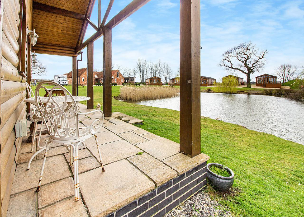 Lakeside Log Cabin in Lincolnshire