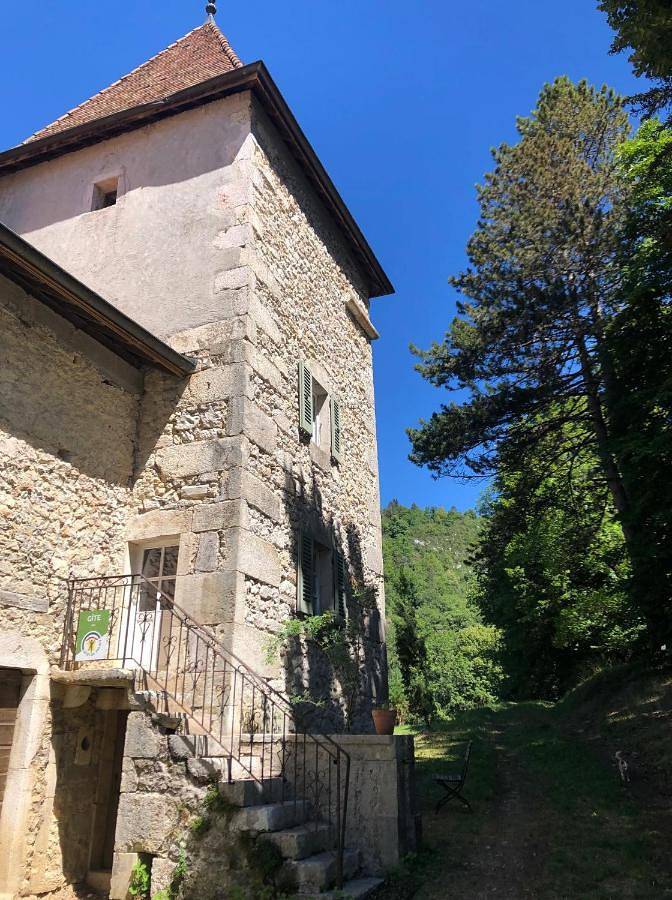 Location de vacances pour 6 personnes, avec vue ainsi que piscine et jardin, adapté aux familles dans Station de Menthières - 2