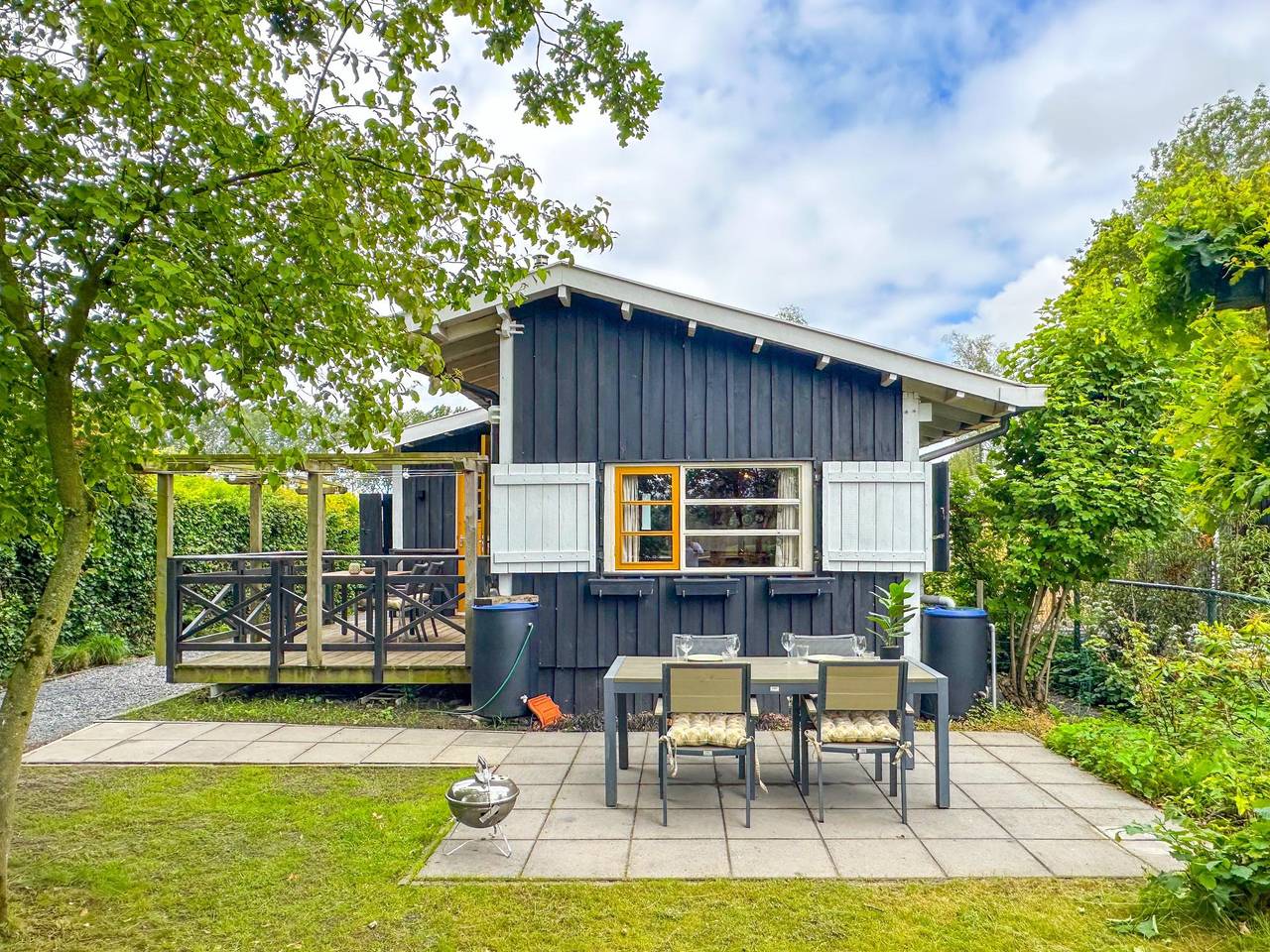 Gemütliches Holzhaus mit Garten und Seeblick in Niederländische Nordsee