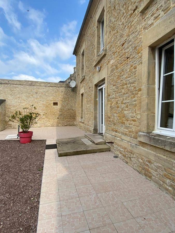 Location de vacances pour 8 personnes, avec Terrasse ainsi que Jardin et Vue à Banville (patronyme)