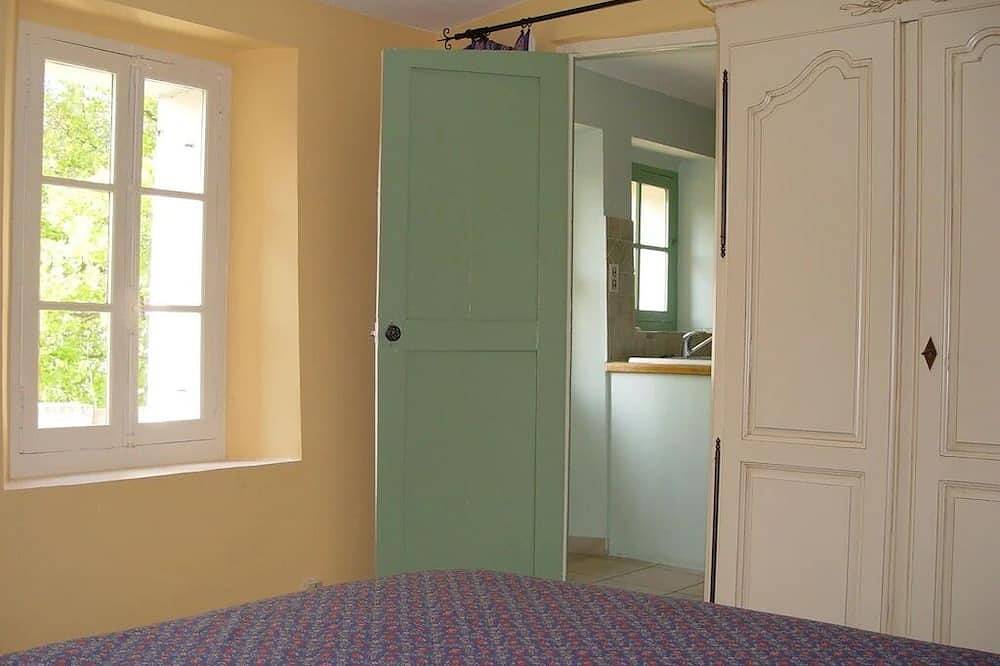 Entire apartment, Family Apartment, 2-6 People, In Provenve Mas 16Th Cent., Pool, Garden, Parking in Le Castellet, Toulon region