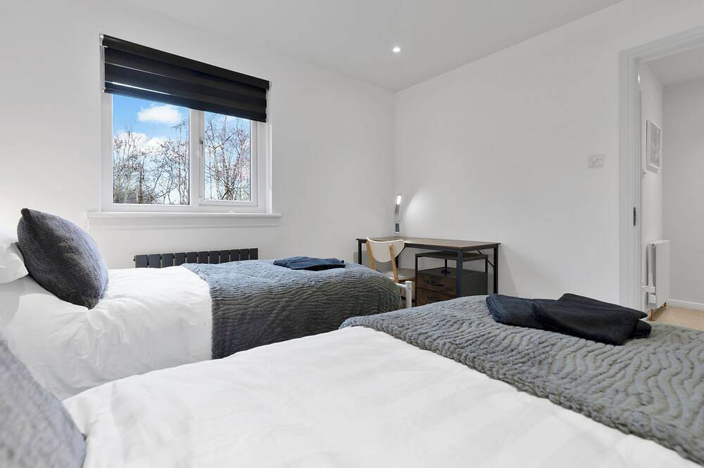 Stylish 3-Bed Home with Private Garden in Airdrie in Nord Lanarkshire