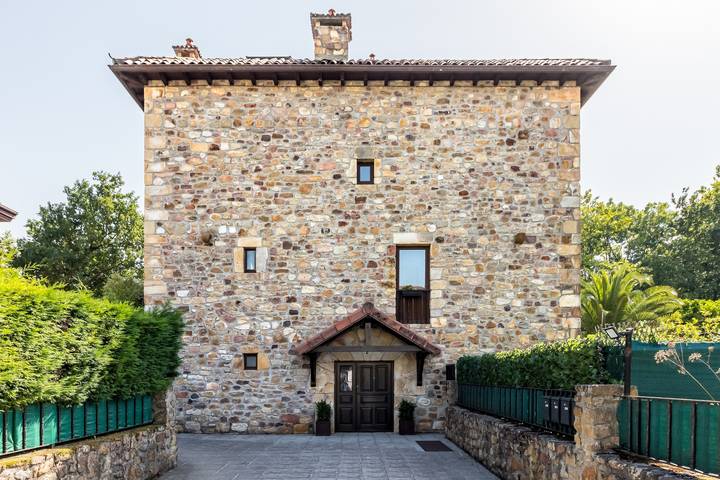 Apartamento entero, Casa Torre De Guriezo 6 Plazas con vistas a la montaña, balcón y Wi-Fi in Guriezo, Costa de Cantabria
