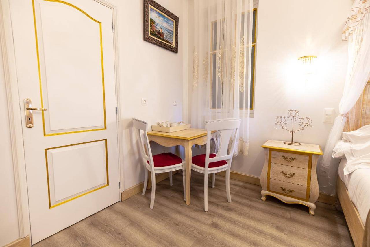 Chambre a Baldaquin Maison de L'Église Du couvent in Narbonne, Côte méditerranéenne (France)