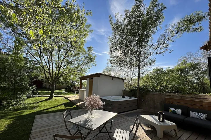 Ferienhaus für 4 Personen, mit Terrasse und Whirlpool sowie Garten - 1