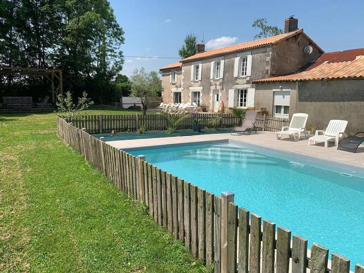 Appartement de vacances pour 4 personnes, avec Terrasse ainsi que Jardin et Piscine dans les Deux-Sèvres