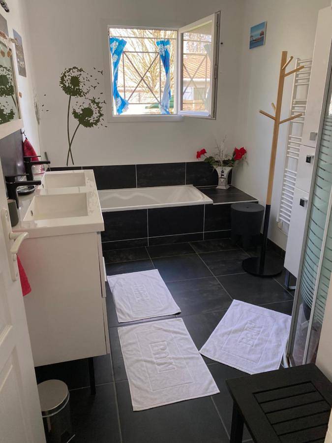 Chambre d’hôte pour 4 personnes, avec piscine et jardin ainsi que vue et terrasse à Le Teich - 4