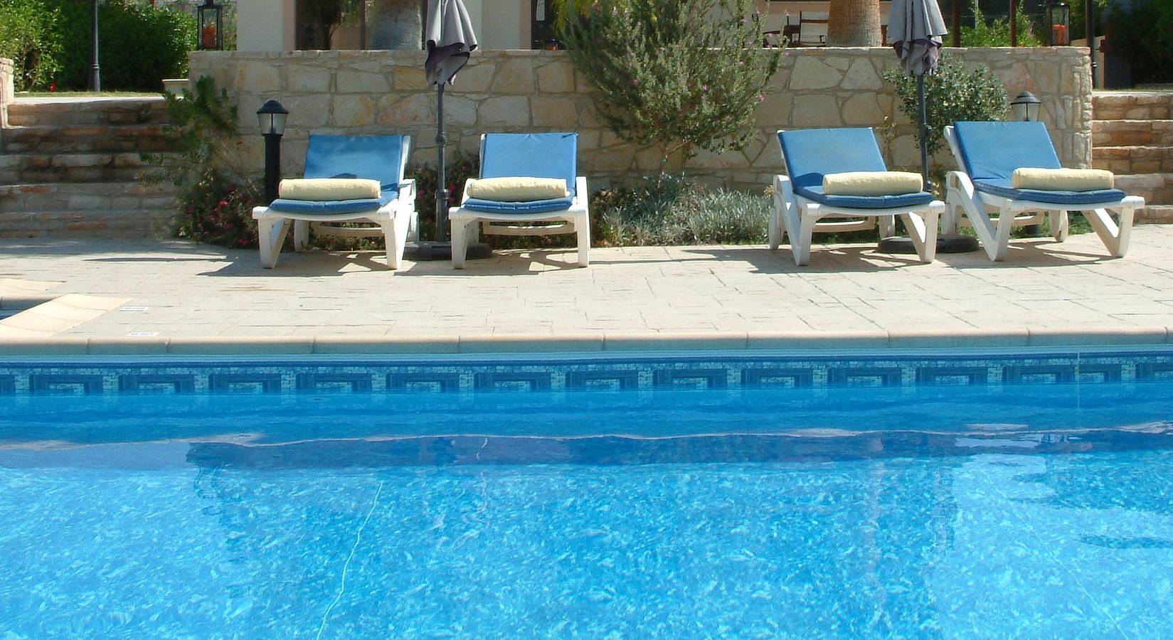 Villa mit drei Schlafzimmern, privatem Pool und angelegtem Garten in Strandnähe in Πισσούρι, Südzypern