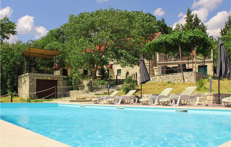 Gemütliche 2-Zimmer-Wohnung mit Pool, WLAN und Parkplatz in der Nähe des Flusses Cetina in Dalmatinisches Zagora