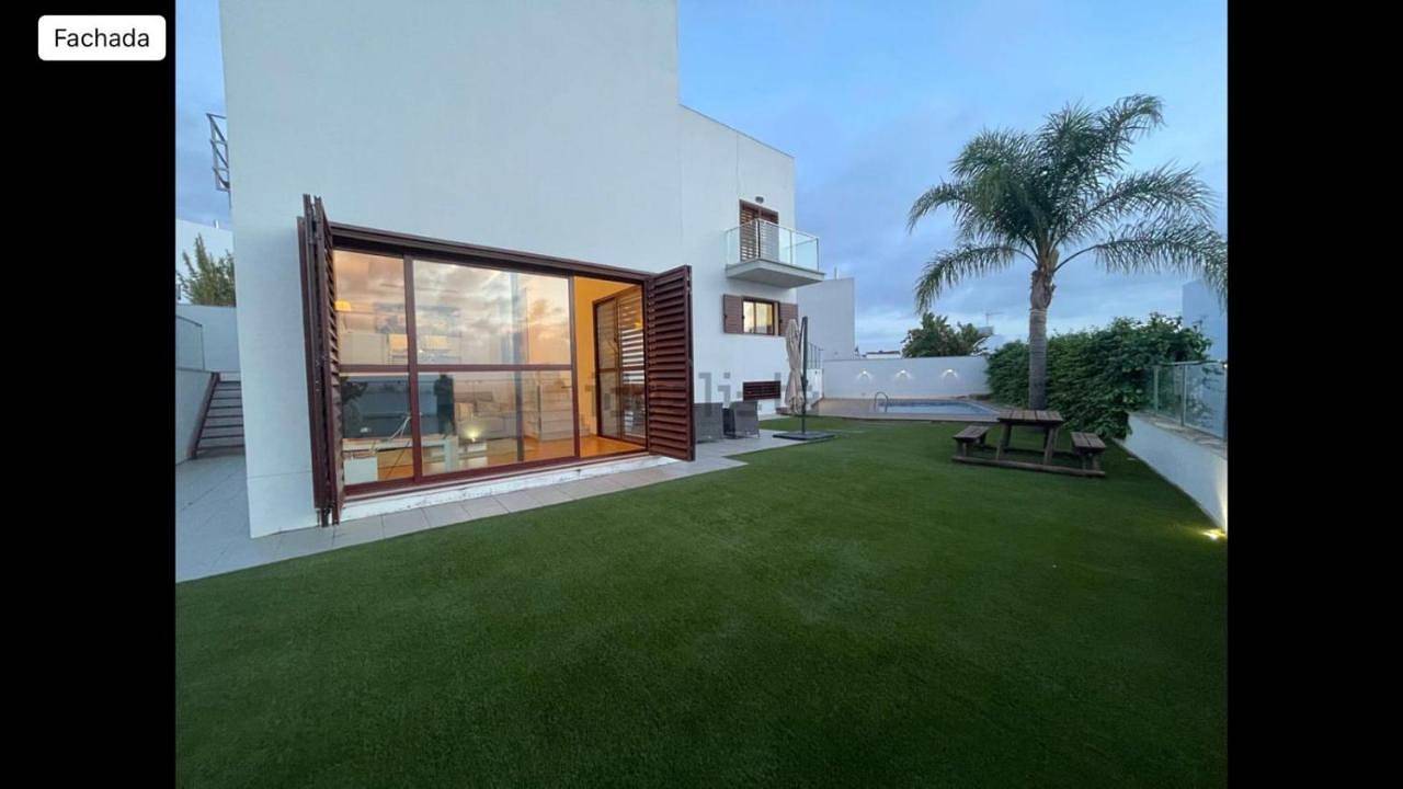 Casa con piscina privada y espectaculares vistas a Sevilla in Montequinto, Dos Hermanas