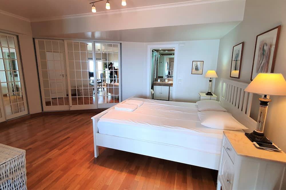 Ganze Wohnung, Spacious luxury apartment with 180° ocean view,  pool, seafront beach in Parede, Carcavelos e Parede