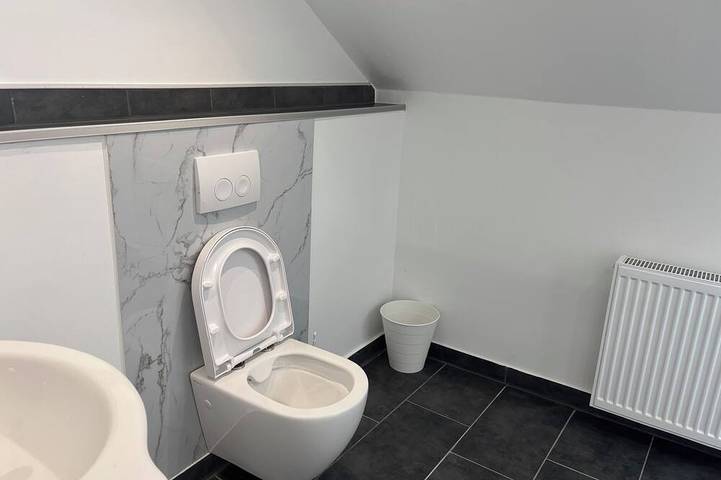 Ganze Wohnung, 1-bedroom apartment in Vilseck with Wifi, walking distance to base & food trucks in Vilseck, Ostbayern