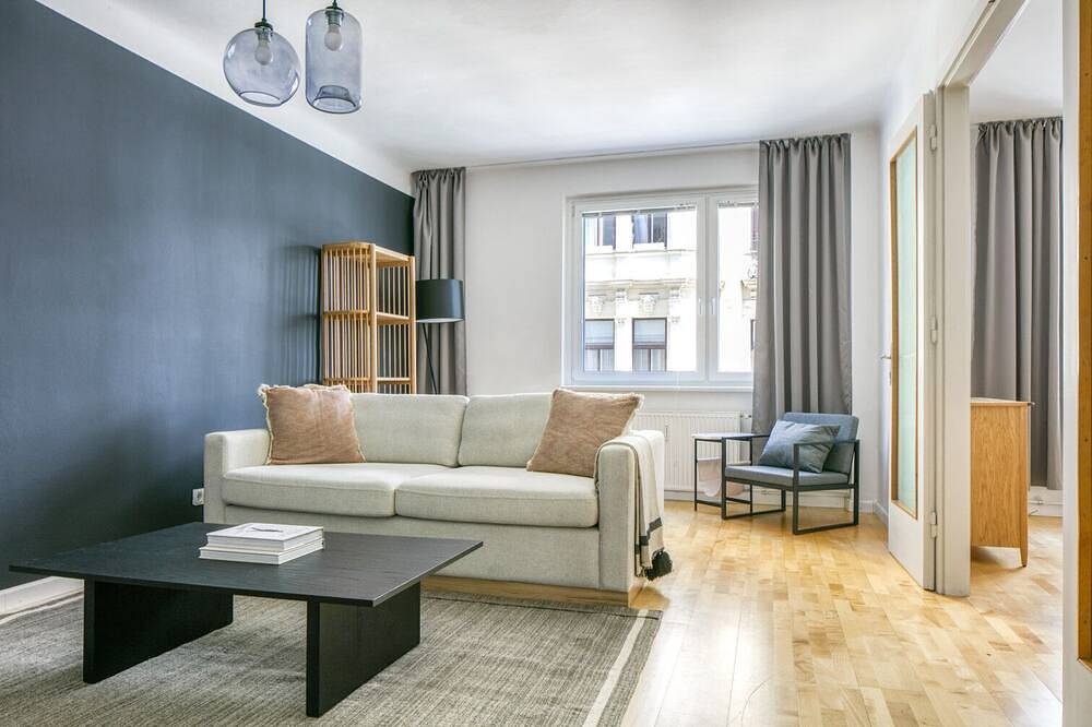 Hel lejlighed, Lovely Innere Stadt 1Br w/ Elevator, steps from Opera, by Blueground in København Indre By, Wien