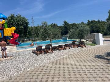 Ferienpark für 3 Personen, mit Pool und Garten sowie Terrasse und Ausblick in Istrien