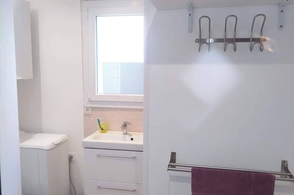 Close to Lac de Grand-Lieu, terrace, private parking in La Chevrolière, Nantes region