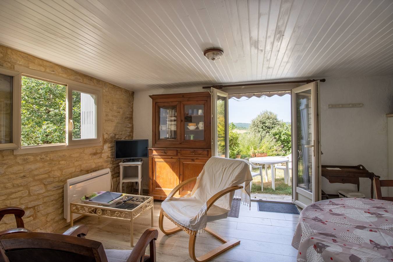 Apartamento entero, Estudio con encanto en Dordoña con piscina compartida y vistas panorámicas in Cénac-et-Saint-Julien, Périgord Noir