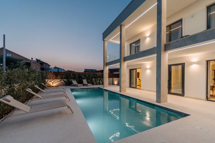 Villa pour 10 personnes, avec Vue sur l’océan et Balcon ainsi que Terrasse et Jardin à Turanj