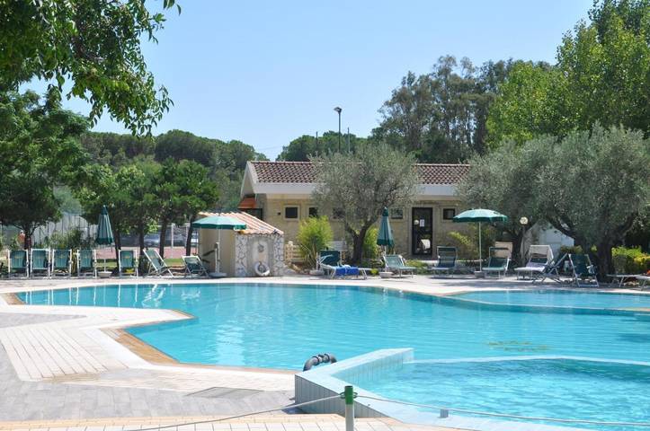 Appartamento per 5 persone, con Balcone e Idromassaggio nonché Terrazza e Giardino a Sellia Marina