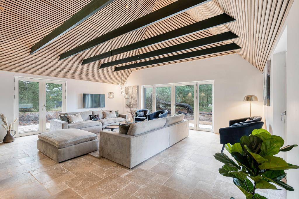 Stunning luxury holiday home with pool, steam room and outdoor hot tub in Blåvand, Région de Varde