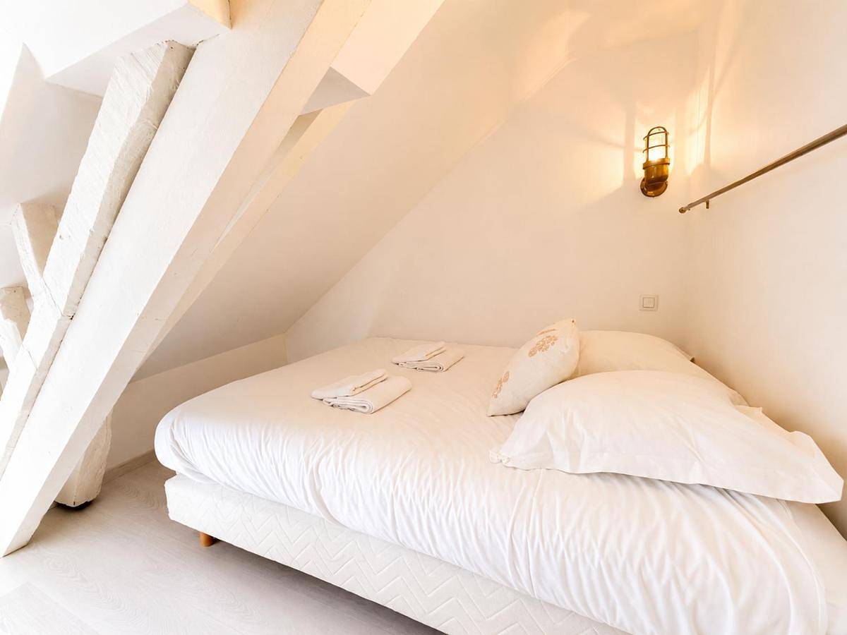 Appartement entier, Apt duplex ou plain pied tout confort plein centre ville Bayeux proche commerces, restaurants, avec terrasse privative ou jardin commun aménagé clos, parking gratuit à proximité, proche plages du débarquement in Bayeux, Région de Bayeux