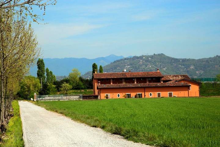Chambre d’hôte pour 3 personnes, avec Terrasse ainsi que Jardin et Vue à Brescia
