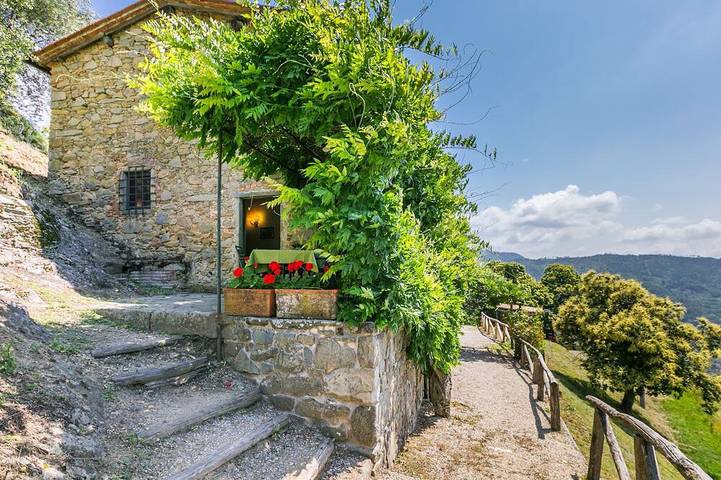 Agriturismo per 4 persone, con piscina e giardino, con animali domestici in Pescia