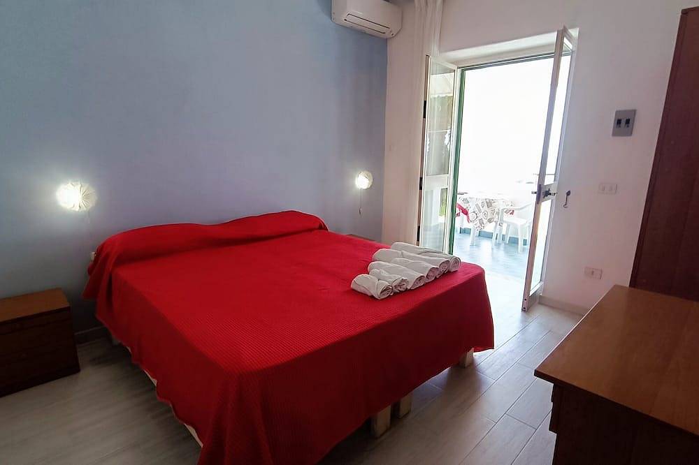 Entire apartment, 100mt from the beach, 3 bedrooms and 3 bathrooms, terrace, garden and parking. in Forio, Ischia
